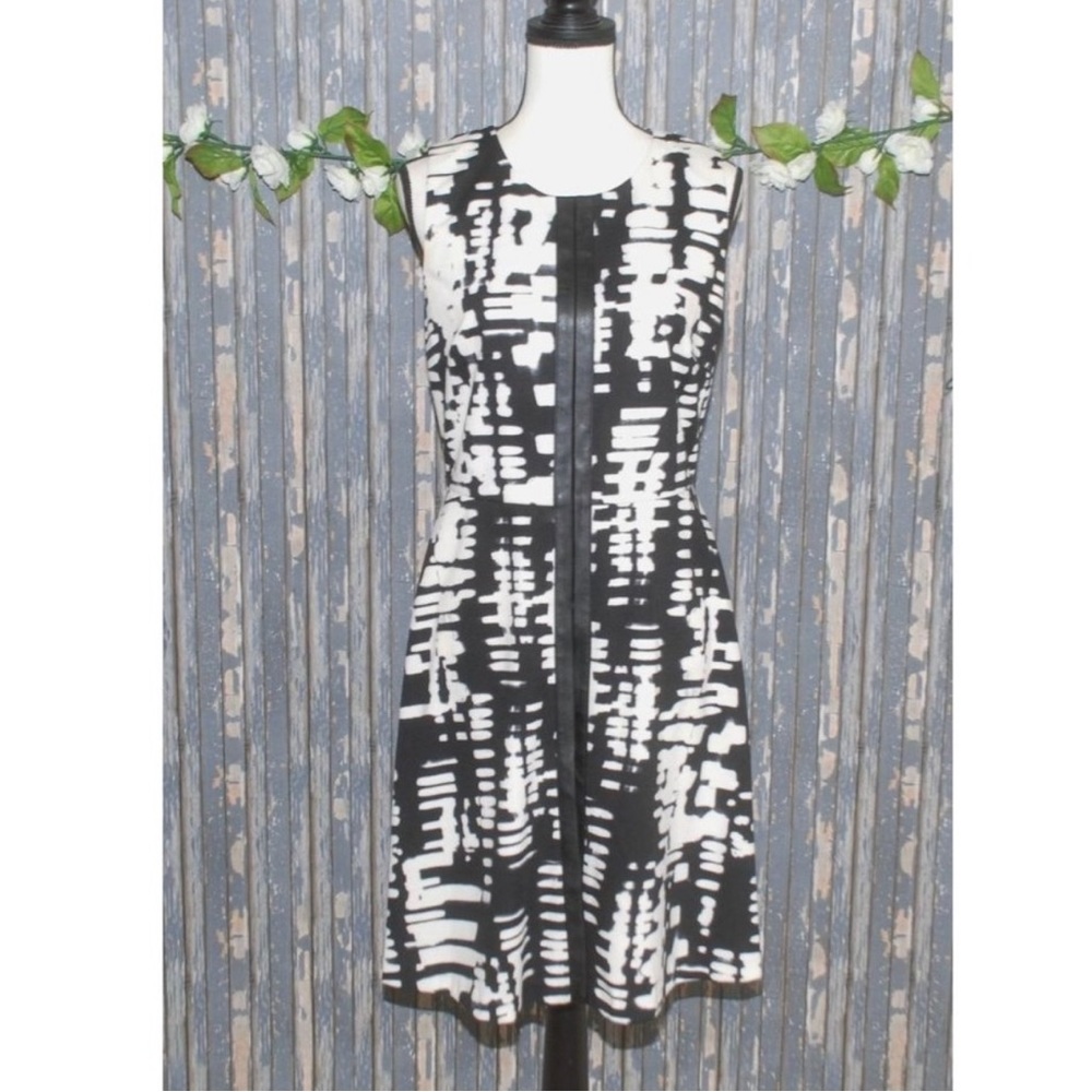 Calvin Klein Ladies Fit N Flare Dress Size 8 Back Zipper Sleeveless B&W Stretch
